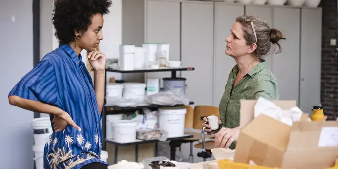 Vormgeving Design - student en docent praten