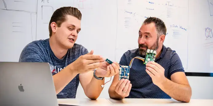 ict-student en docent in gesprek