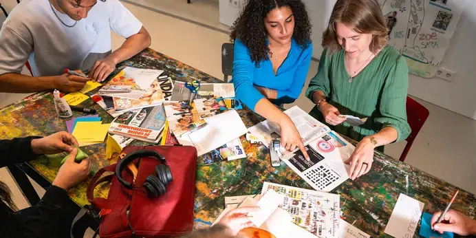 Social-Work groep studenten aan tafel