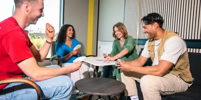 Social-Work Groep studenten aan het kaarten