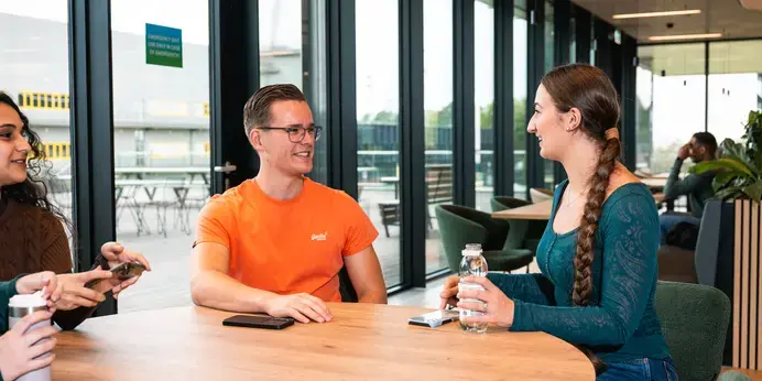 Applied Science - studenten aan ronde tafel in gesprek