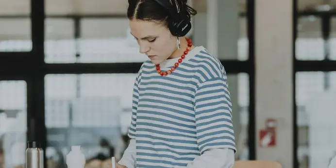 ABK DBKV Design - student gestreept shirt aan het werk