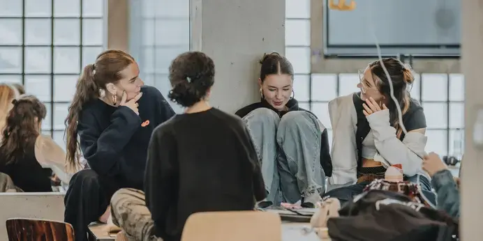 ABK DBKV Design - studentes op tafel