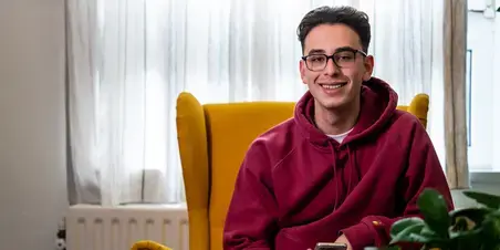 Vertaalacademie student met telefoon