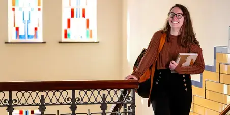 Vertaalacademie student met tas en boek