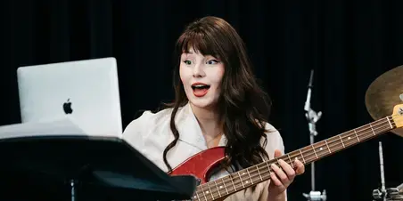 Docent Muziek - meisje met gitaar