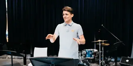 Docent Muziek - student legt iets uit