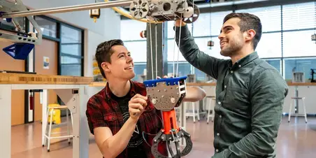 Engineering - studenten lachend aan het werk