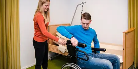 Ergotherapie - studenten met rolstoe
