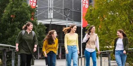 Ergotherapie - studenten voor gebouw