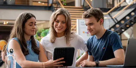 Facility Management - studenten in zitje