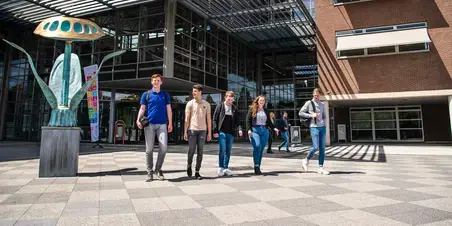 Facility Managmenet ad - studenten op plein