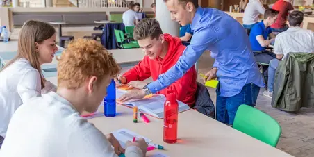 Finance ad - studenten werken samen