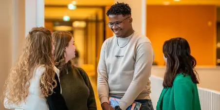 Finance ad - vier studenten in hal