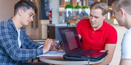 Finance and Control - student met rood shirt