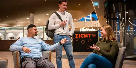 Finance and Control - studenten in hal