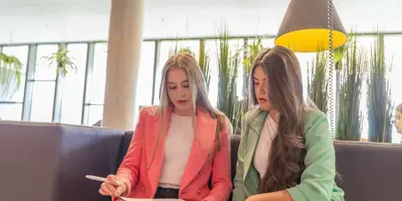 Finance and Control - studentes op bankje