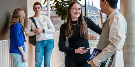 Finance and Control- studenten in de gang