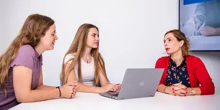 HBO ICT - studentes in gesprek met docente