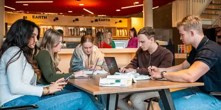 HBO-Rechten - studenten werken in kantine