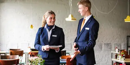 Hotel Management - twee studenten in dinerzaal