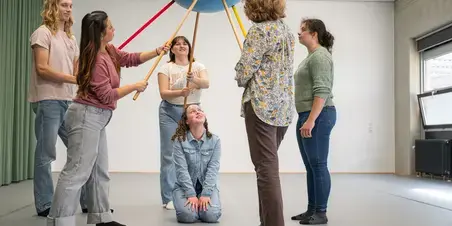 Vaktherapie - gymzaal studenten met stok en bal
