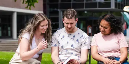 Verpleegkunde studenten op bankje