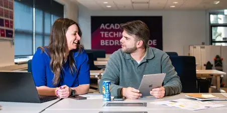 Technische bedrijfskunde jongen en meid