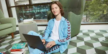  Zuyd Hogeschool student relax laptop studentlife