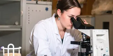 Applied Science - student met microscoop