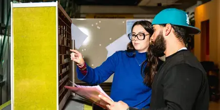 circular cities and communities - studenten met grote maquette