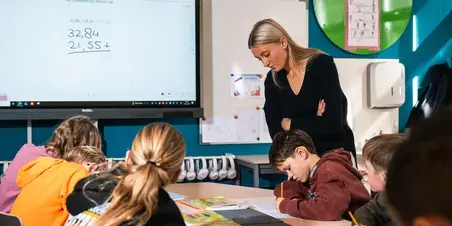 Leraar Basisonderwijs - juf controleert werk