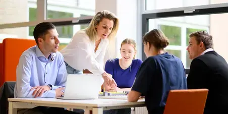 Built Environment docent legt uit 