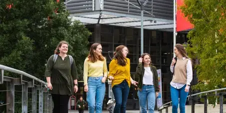 Ergotherapie BSG studenten op brug.jpg