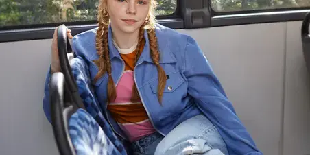 meisje met vlechten in bus 800x800.jpg