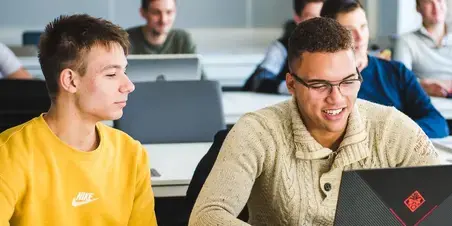 TBK twee studenten achter laptop 800x800.jpg