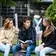 Facility Management ad - studenten buiten op bankje
