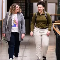 Twee cursisten lopend door Zuyd Hogeschool