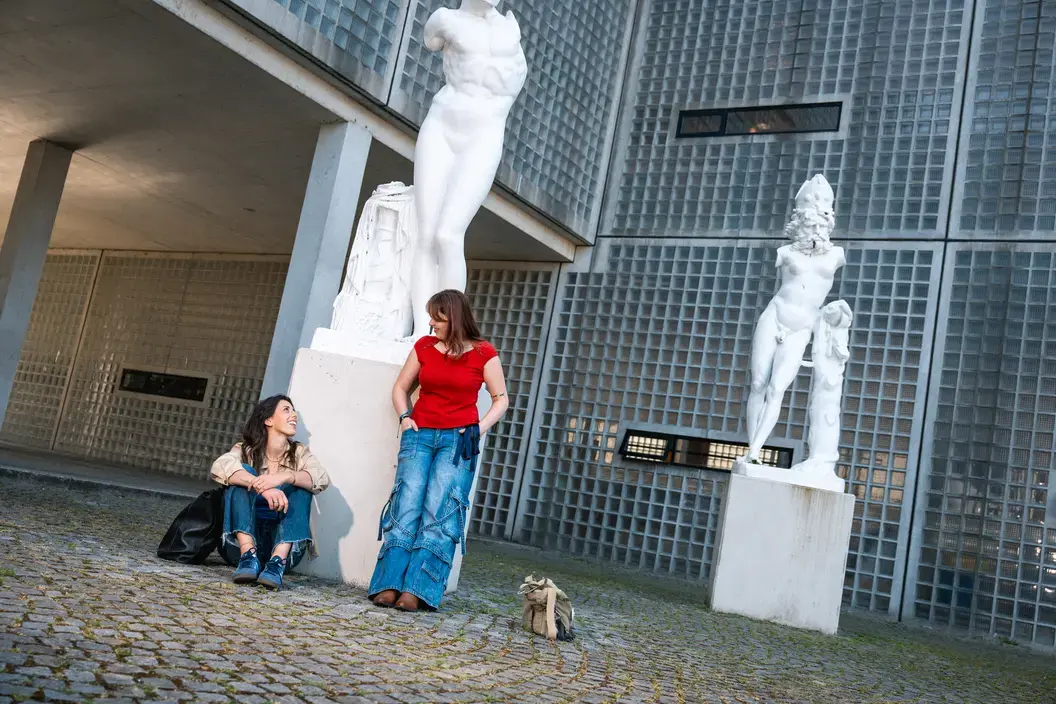 Beeldhouwwerk Zittend Kunstachtergrond Zuyd Hogeschool Maastricht