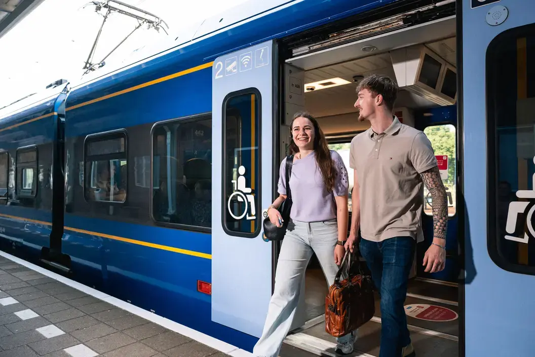 Studenten lopen uit Arriva trein in Sittard
